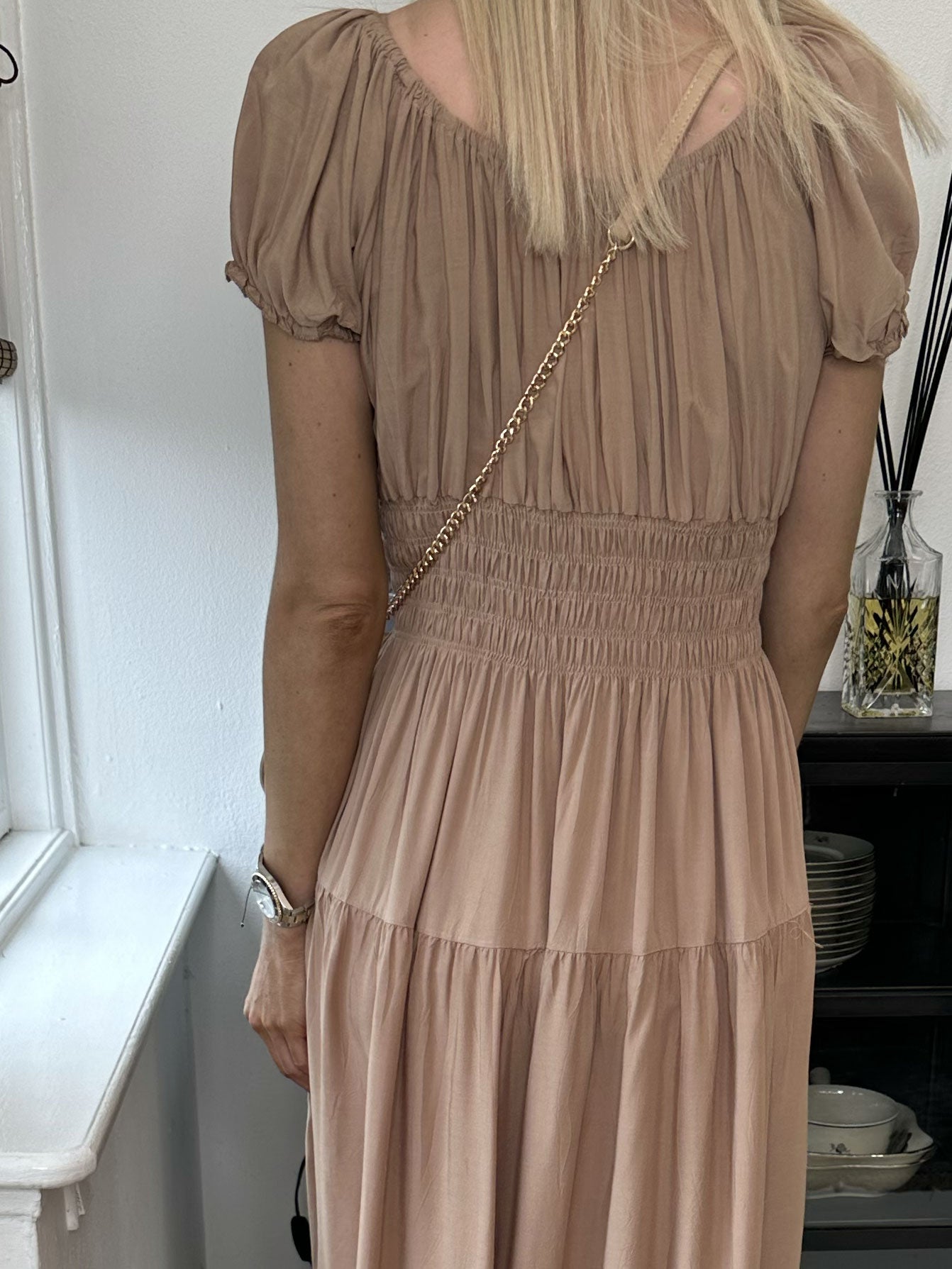 Finalia Plain - Lång söt klänning med puffade ärmar och elastisk midja